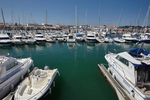 Tipikus kép az élet a port resort településen Noirmoutier-En-L' Ile — Stock Fotó