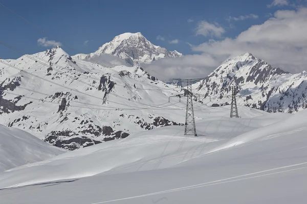 Elektrické vedení. Pochod z francouzských Alp. — Stock fotografie