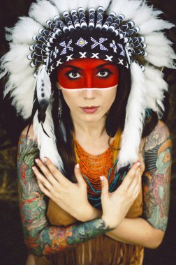 Hintli kadın Squaw whit dövme savaş Bone