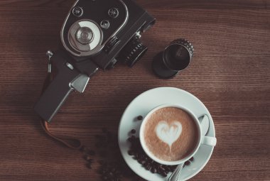 ahşap bir masa ile kahve çekirdekleri ve vintage fotoğraf makinesi kahve Kupası