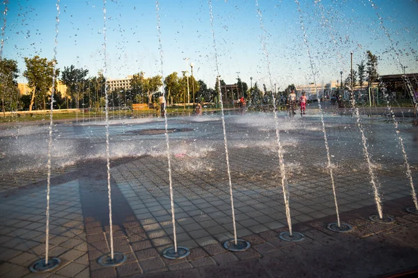 Hermosa fuente en Park, Ciudad Vieja de Bujará, Uzbekistán —  Fotos de Stock