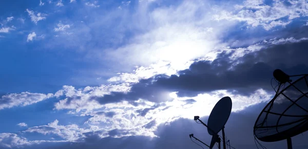 Mavi gökyüzü üzerinde büyük uydu anteni — Stok fotoğraf