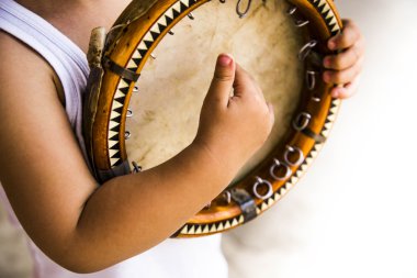  Hild ile geleneksel Özbek müzik aleti doira