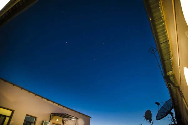 Parabolantenn under stjärnklar natthimmel — Stockfoto