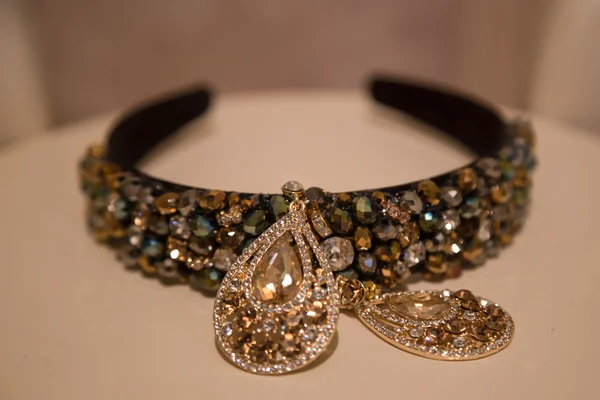 Conjunto de joyas hechas a mano, hermosos pendientes y diadema — Foto de Stock