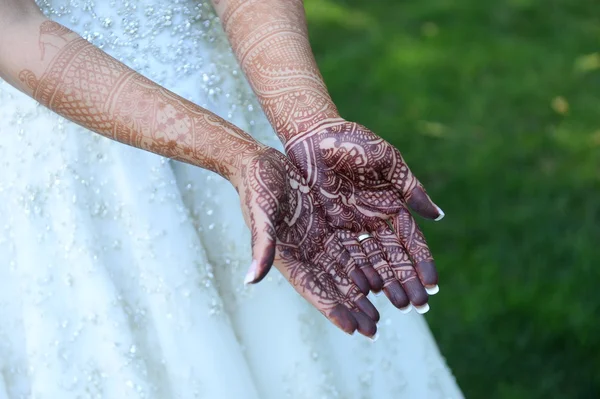 Braut Henna geschnitzte Hände — Stockfoto