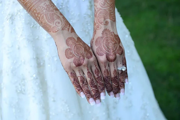 Bride henna carved hands — Stock Photo, Image