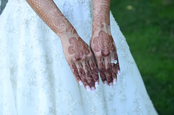 Bride henna carved hands — Stock Photo, Image