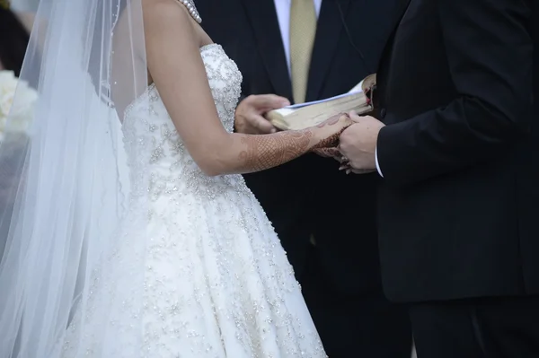 Glücklich stilvolles Brautpaar in der Kirche von Ortodox bei der Hochzeit — Stockfoto