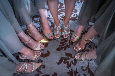 Gelin ve arkadaşları güzel bacaklar