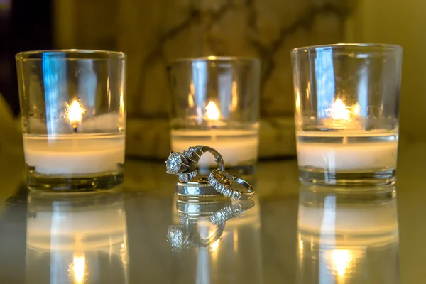 Wedding rings with candles — Stock Photo, Image