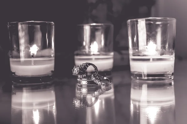 Obrączki ślubne ze świecami — Zdjęcie stockowe