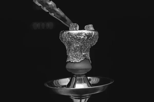 Pregătirea narghilea la un restaurant — Fotografie, imagine de stoc