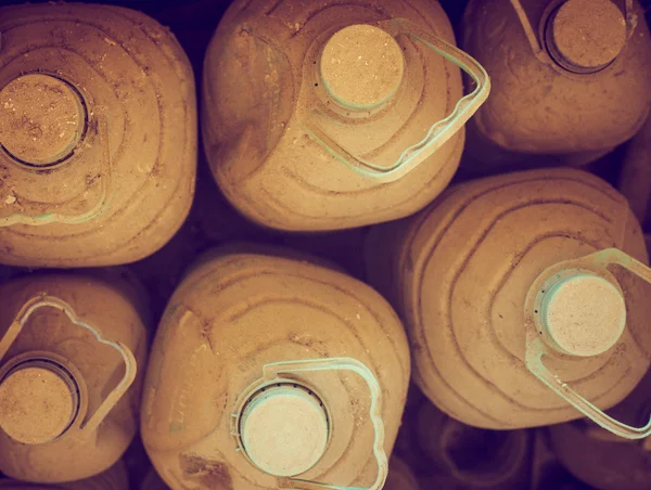 Empilement d'énormes bouteilles d'eau poussiéreuse — Photo