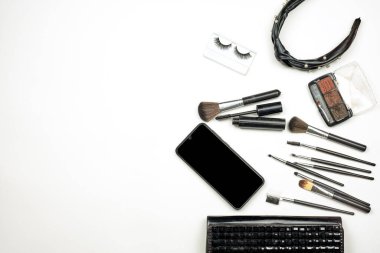 Makyaj setiyle el çantası ve beyaz aletler.
