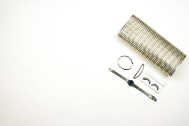 Parlak arka planda kadın güzellik çantası