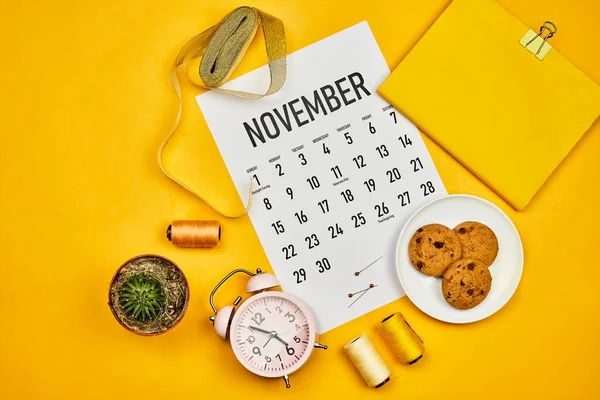 Kasım takvimi parlak sarı masada — Stok fotoğraf