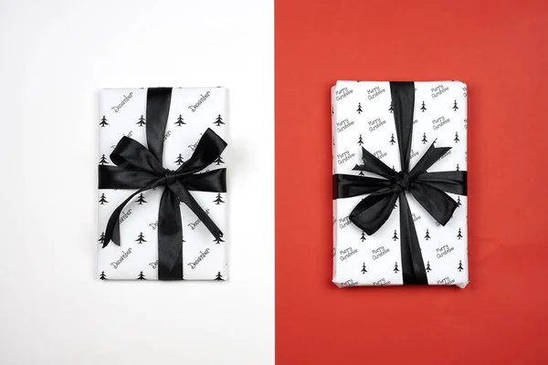 Beyaz üzerine Noel hediyesi kutusu — Stok fotoğraf