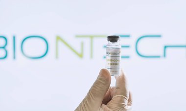 Taşkent, Özbekistan - 7 Aralık 2020: Bir doktor Alman biyoteknoloji şirketi BioNTech 'ten Covid-19' a karşı yeni bir aşı geliştirdi