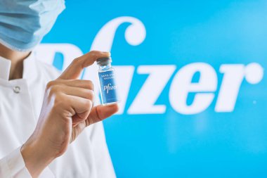 Taşkent, Özbekistan - 7 Aralık 2020: Doktor Covid-19 'a karşı yeni bir aşı geliştirdi