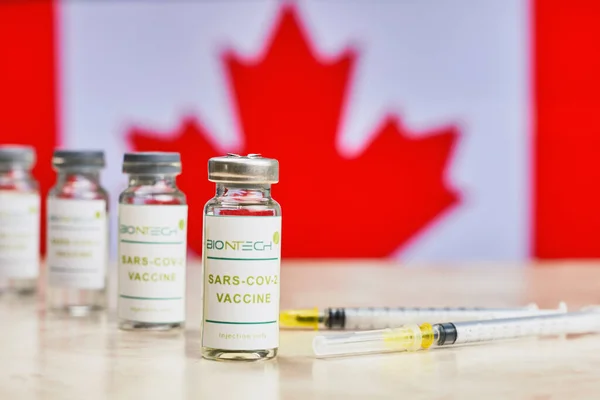 Tasjkent, Oezbekistan - 7 december 2020: massale vaccinatie in Canada met het BioNTech-vaccin — Stockfoto