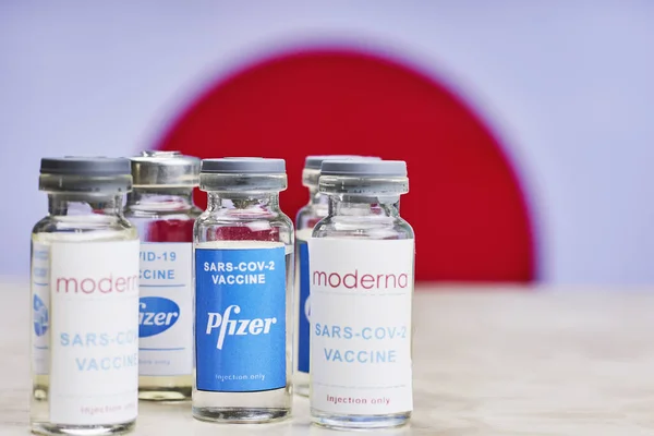 Tasjkent, Oezbekistan - 7 december 2020: Vaccinatie in Japan met Moderna en Pfizer vaccins — Stockfoto