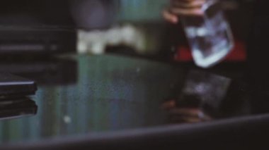 Siyah masa yüzeyini antiseptik dezenfektanla dezenfekte ediyorum.