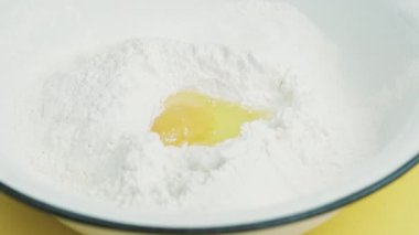 Mutfakta hamur hazırlayan bir kadın.