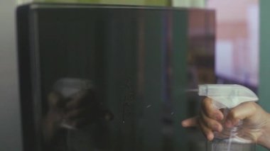 TV ekranını temizleyen kadın