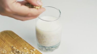 Glütensiz kilo verme dostu atıştırmalık hazırlayan kadın.