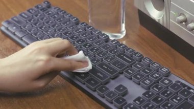 Kadın klavyeyi temizliyor