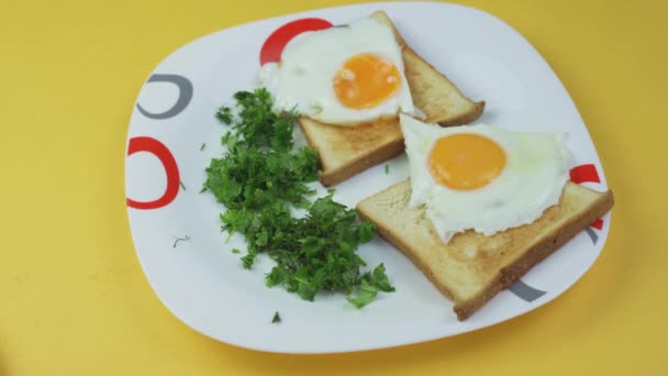 Gebratene Eier und Toast — Stockvideo