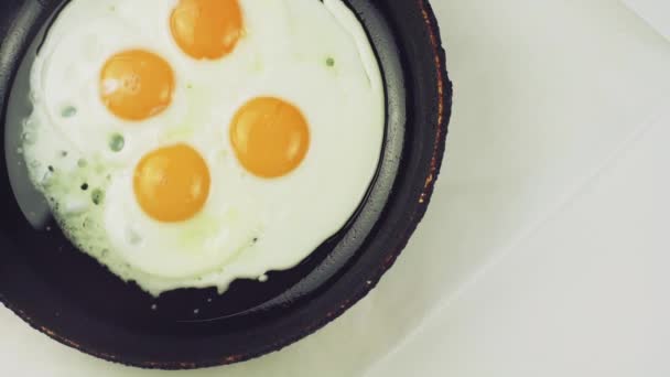 Свіжозварені сонячні сторони вгору яйця — стокове відео
