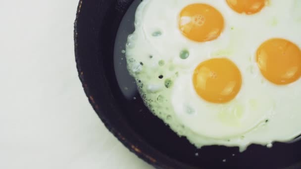Frisch gekochte sonnige Eier — Stockvideo