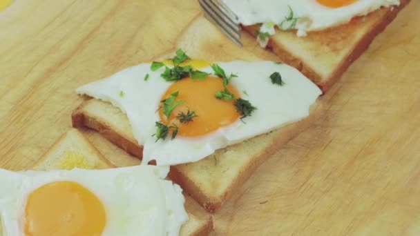 Gebakken eieren met toast als ontbijt — Stockvideo