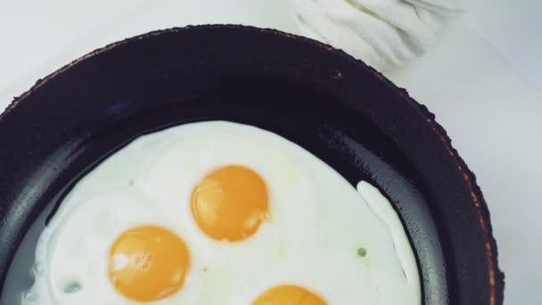Świeżo ugotowane, słoneczne jajka. — Wideo stockowe