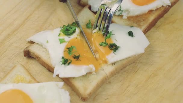 Gebakken eieren met toast als ontbijt — Stockvideo