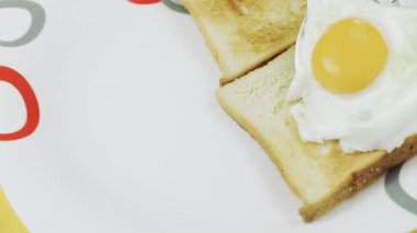 Kızarmış yumurta ve tost.