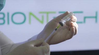 Taşkent, Özbekistan - 7 Aralık 2020: Doktor bir enjeksiyon hazırlayın