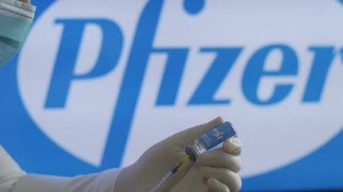 Taşkent, Özbekistan - 7 Aralık 2020: Doktor bir enjeksiyon hazırlayın