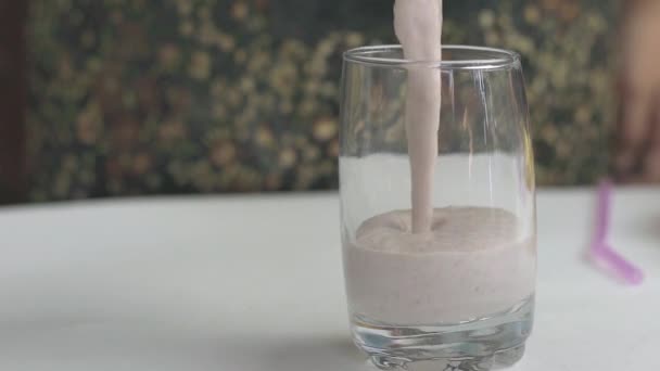 Gieten van zelfgemaakte glutenvrije smoothie — Stockvideo