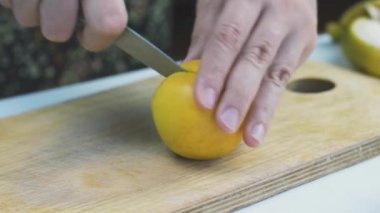 Kesme tahtasındaki şeftaliyi dilimliyorum.