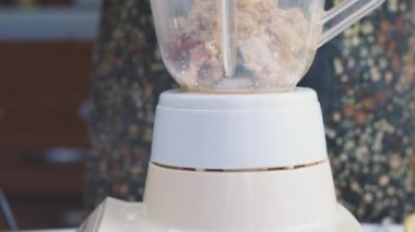 Yulaf ezmesi, vişne reçeli ve süt bazlı kokteyl.