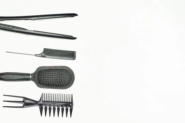 Outils de coiffure féminine. Différents types de peignes et fer à repasser — Photo