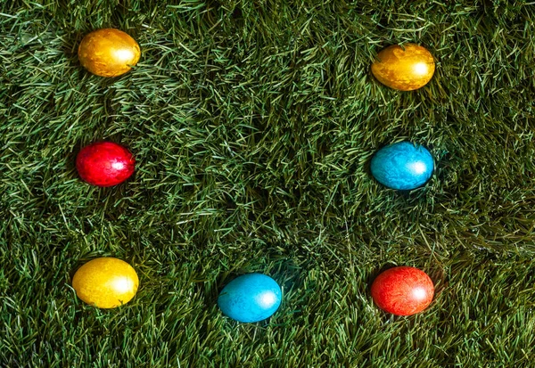 Красочные пасхальные яйца на траве — стоковое фото