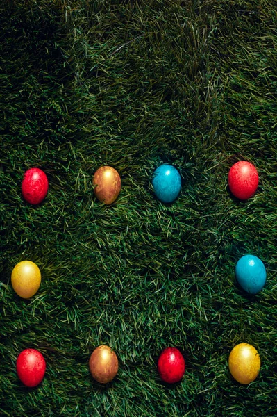 Huevos de Pascua coloridos en la hierba — Foto de Stock