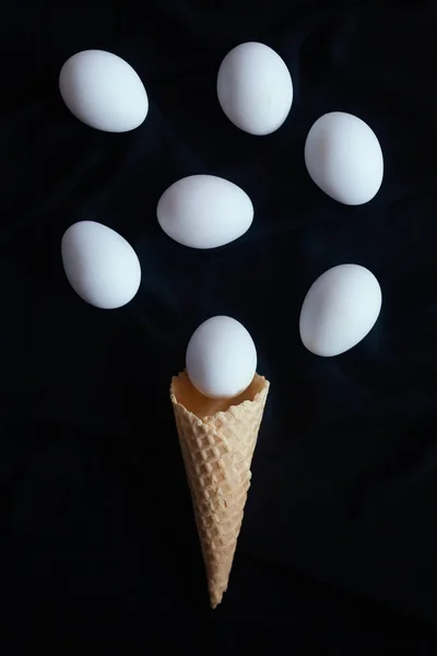 Œufs blancs sur cône de crème glacée — Photo