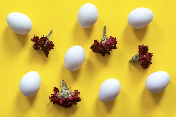Oeufs de Pâques décorés avec des fleurs séchées — Photo