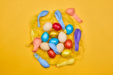 Renkli balonlarla süslenmiş Paskalya yumurtaları.