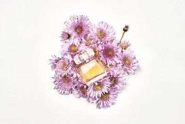 Çiçekli bir şişe aromatik parfüm.